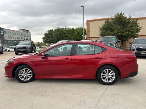 Used 2025 Toyota Camry LE image 7