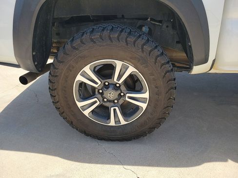 Used 2022 Toyota Tacoma TRD Off-Road w/ Technology Package AWD/4WD image 9