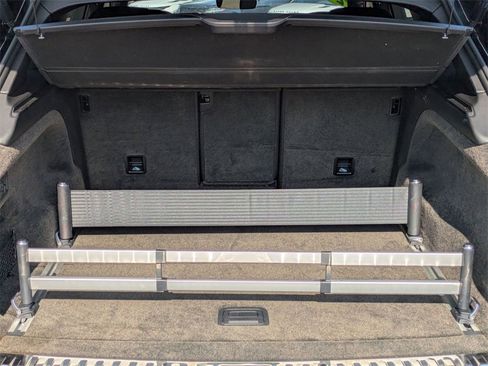 Used 2018 Bentley Bentayga image 32