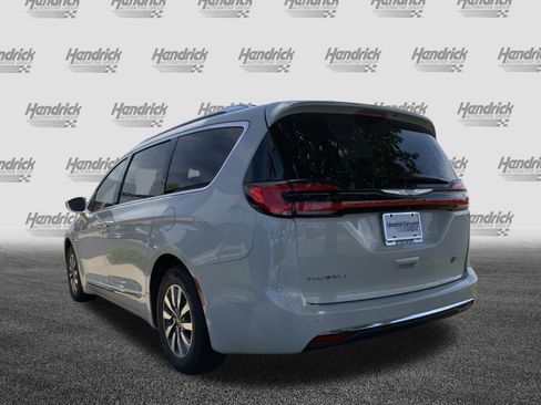 Used 2021 Chrysler Pacifica Limited w/ Uconnect Theater Family Group FWD image 8