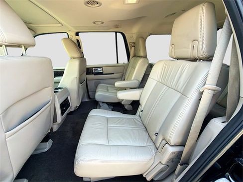 Used 2016 Lincoln Navigator Select image 21