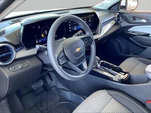 Used 2025 Chevrolet Trax LT FWD image 12