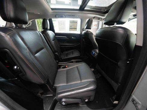 Used 2018 Toyota Highlander Limited Platinum w/ Carpet Mat Package (TMS) AWD/4WD image 25