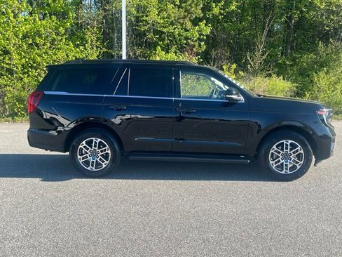 Certified 2025 Ford Expedition Active image 3