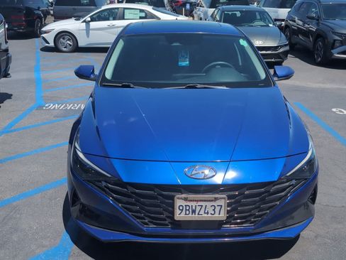 Used 2022 Hyundai Elantra SEL w/ Convenience + Premium Package FWD image 2