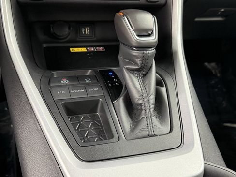 Used 2025 Toyota RAV4 XLE Premium image 27