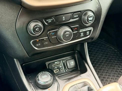 Used 2014 Jeep Cherokee Latitude w/ Cold Weather Group AWD/4WD image 11