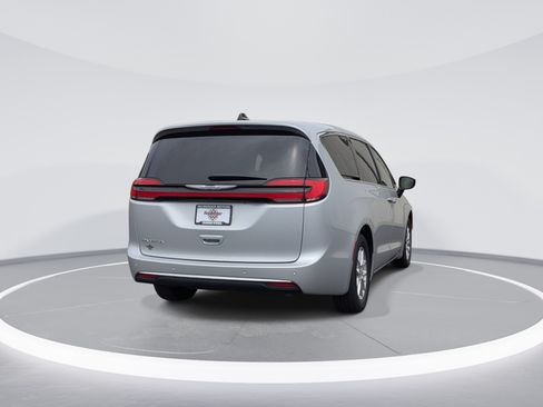 Used 2024 Chrysler Pacifica Touring-L FWD image 7