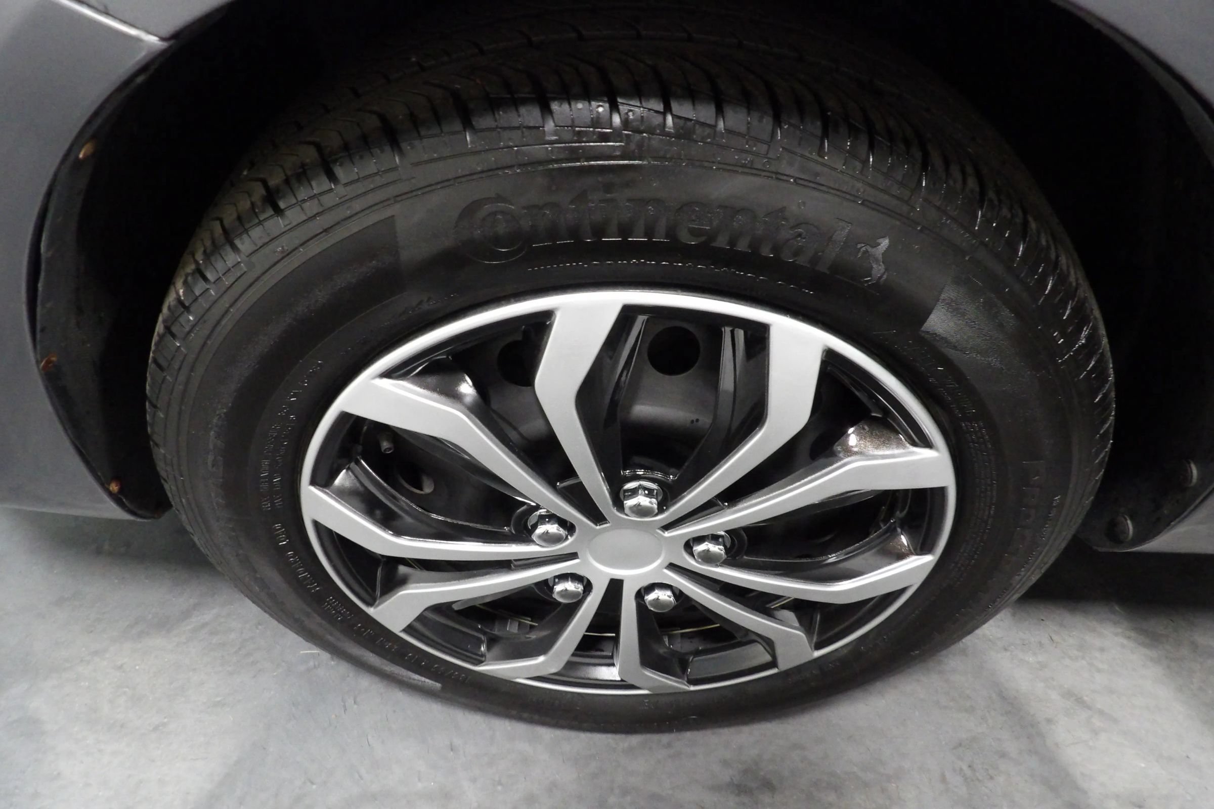 Used 2018 Nissan Versa SV FWD image 15
