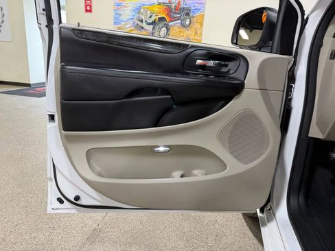 Used 2018 Dodge Grand Caravan SE w/ UConnect Hands-Free Group image 23