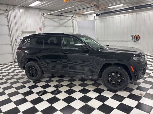 Used 2026 Jeep Grand Cherokee Altitude AWD/4WD image 3