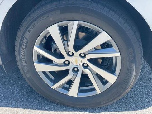 Used 2023 Chevrolet Equinox Premier AWD/4WD image 32