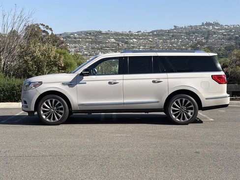 Used 2020 Lincoln Navigator L Reserve w/ Luxury Package image 3