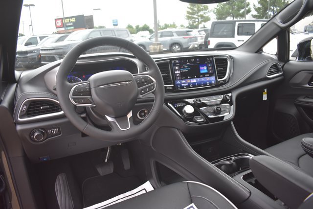 New 2027 Chrysler Pacifica Limited AWD/4WD image 21