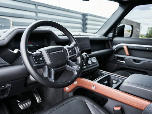 Used 2023 Land Rover Defender 110 X AWD/4WD image 2