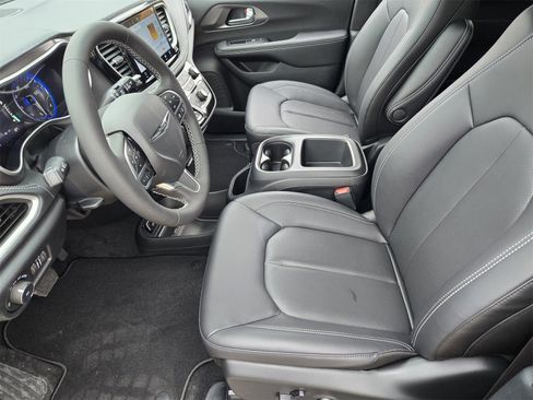 New 2026 Chrysler Pacifica Select image 12
