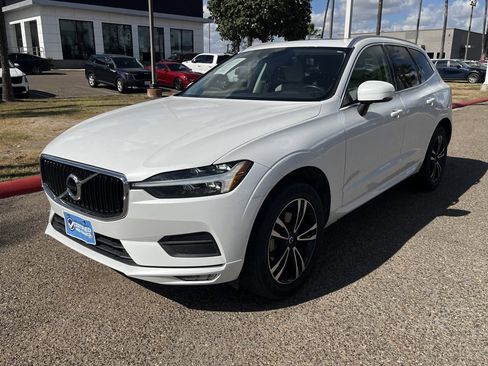 Used 2021 Volvo XC60 T5 Momentum image 3