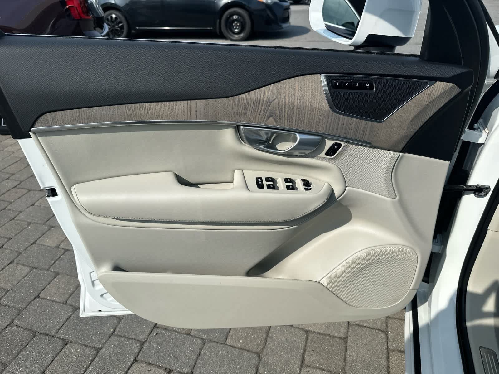 Used 2023 Volvo XC90 B5 Plus w/ Protection Package Premier AWD/4WD image 5