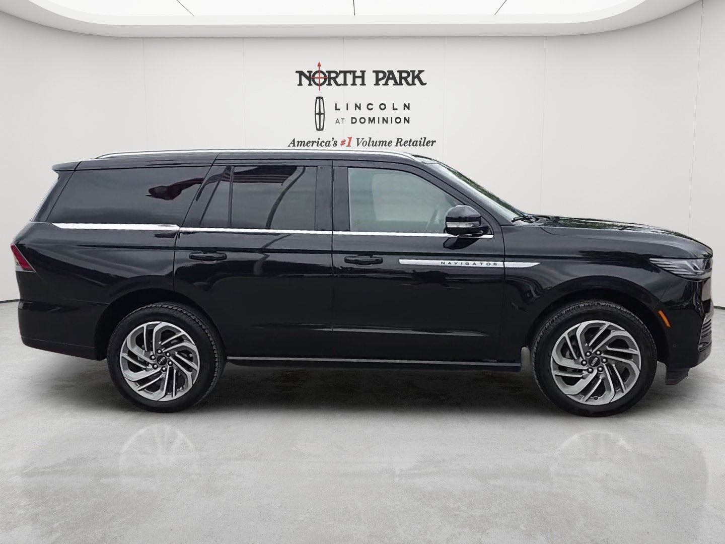 Used 2025 Lincoln Navigator Reserve AWD/4WD image 6