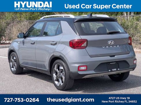 Used 2022 Hyundai Venue Limited FWD image 3