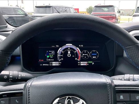 Used 2024 Toyota Sequoia Platinum AWD/4WD image 31