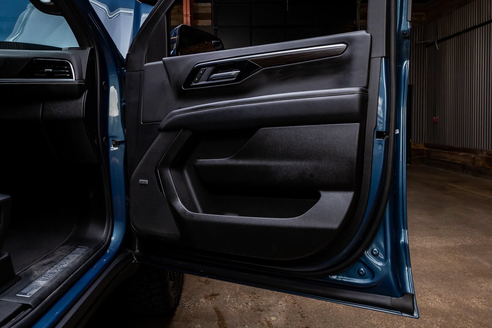 Used 2025 Chevrolet Tahoe Premier AWD/4WD image 34