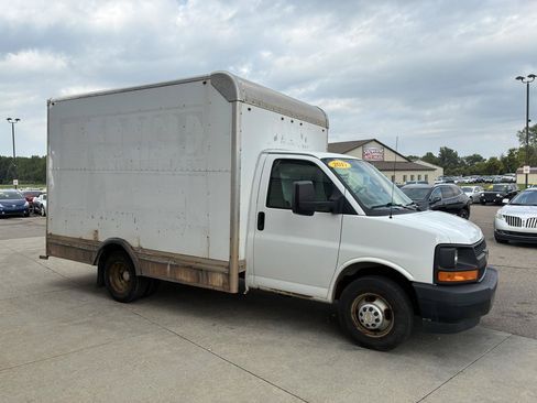 Used 2017 Chevrolet Express 3500 RWD image 4