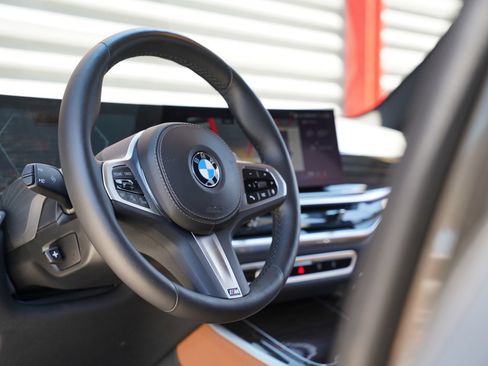Used 2025 BMW X5 sDrive40i w/ M Sport Package RWD image 15