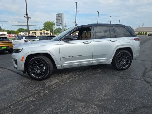 Used 2025 Jeep Grand Cherokee Summit AWD/4WD image 3