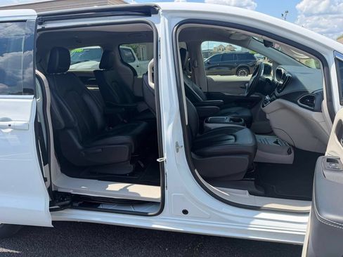 Used 2024 Chrysler Pacifica Limited FWD image 18