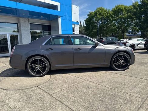 Used 2014 Chrysler 300 RWD image 8