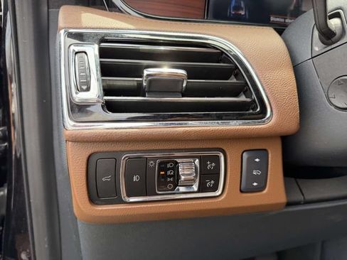 Used 2023 Lincoln Navigator Reserve w/ Monochromatic Package AWD/4WD image 18
