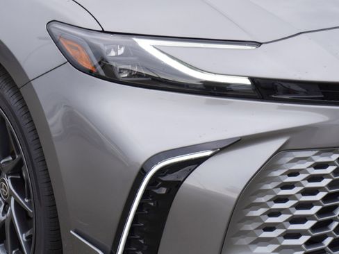 Used 2025 Toyota Camry XSE FWD image 3