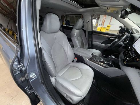 Used 2023 Toyota Highlander Limited AWD/4WD image 16