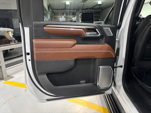 Used 2024 GMC Sierra 3500 Denali Ultimate AWD/4WD image 32