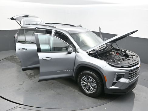 Used 2025 Chevrolet Traverse LT image 27