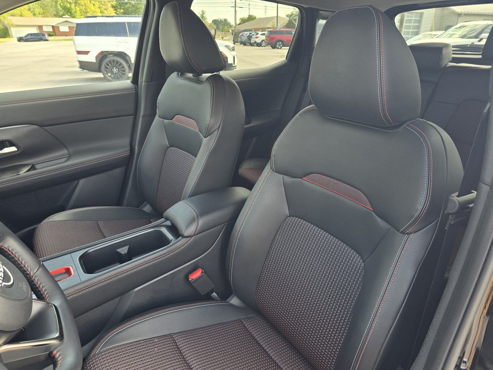 Used 2025 Nissan Kicks SR AWD/4WD image 14