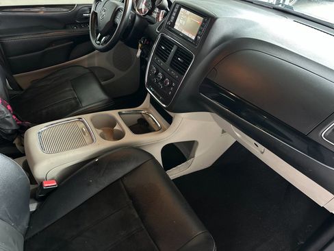 Used 2019 Dodge Grand Caravan SXT image 16