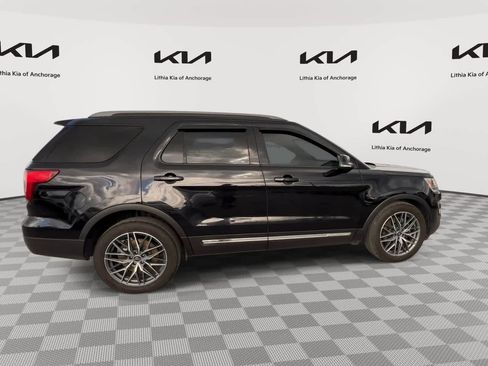 Used 2017 Ford Explorer XLT w/ Equipment Group 202A AWD/4WD image 9