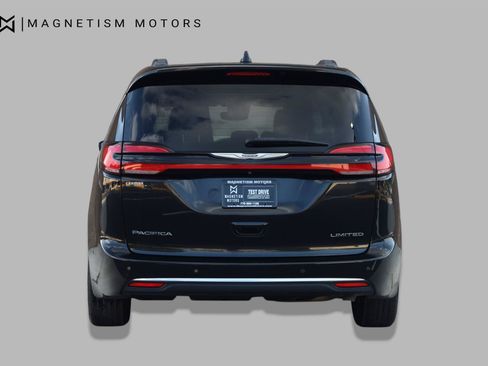 Used 2022 Chrysler Pacifica Limited FWD image 10