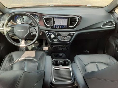 Certified 2020 Chrysler Pacifica Touring-L image 26