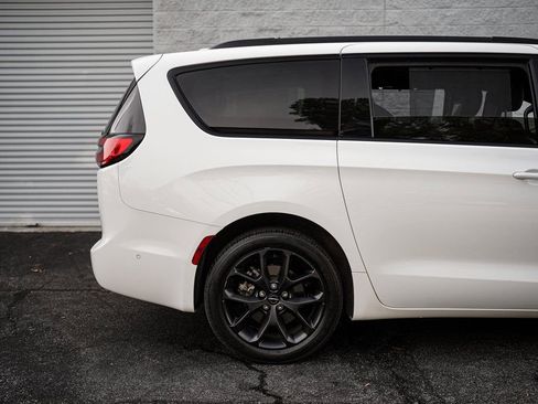 Used 2022 Chrysler Pacifica Touring-L w/ Uconnect Theater Family Group image 16