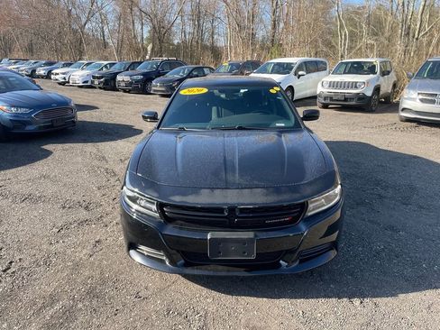 Used 2020 Dodge Charger SXT RWD image 3