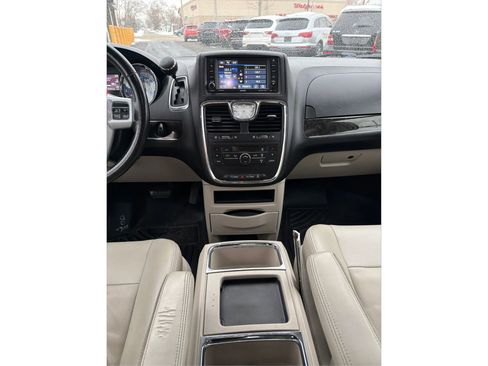 Used 2013 Chrysler Town & Country Touring image 20