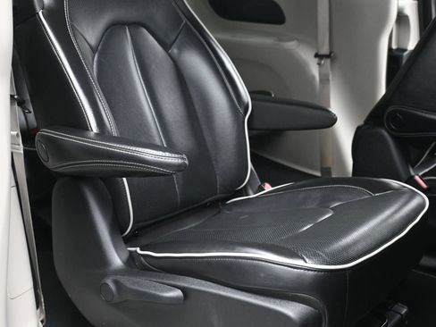 Used 2023 Chrysler Pacifica Limited FWD image 25