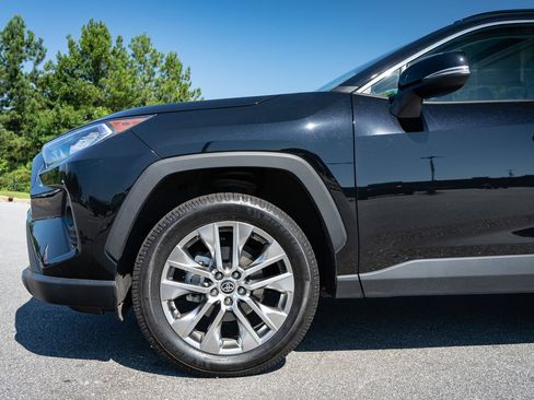 Used 2021 Toyota RAV4 XLE Premium FWD image 4