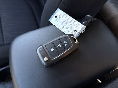 Used 2025 Hyundai Venue SE FWD image 30