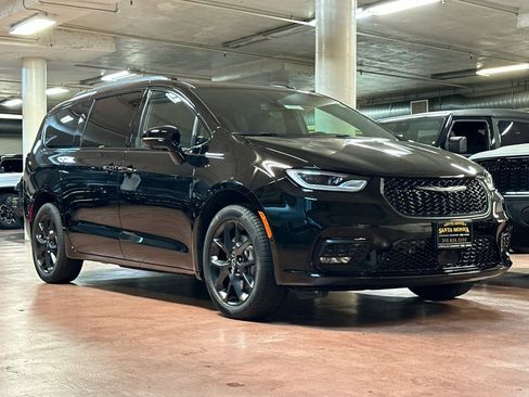 New 2026 Chrysler Pacifica Limited w/ S Appearance Package AWD/4WD image 7
