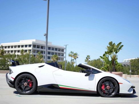 Used 2018 Lamborghini Huracan Performante image 2