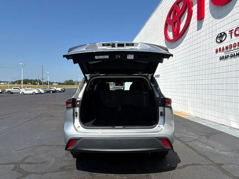 Used 2024 Toyota Highlander XLE FWD image 32